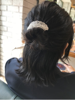 ヘアセットをした女性の後ろ姿